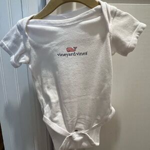 Vineyard vines baby short sleeve bodysuit onesie size 12 months